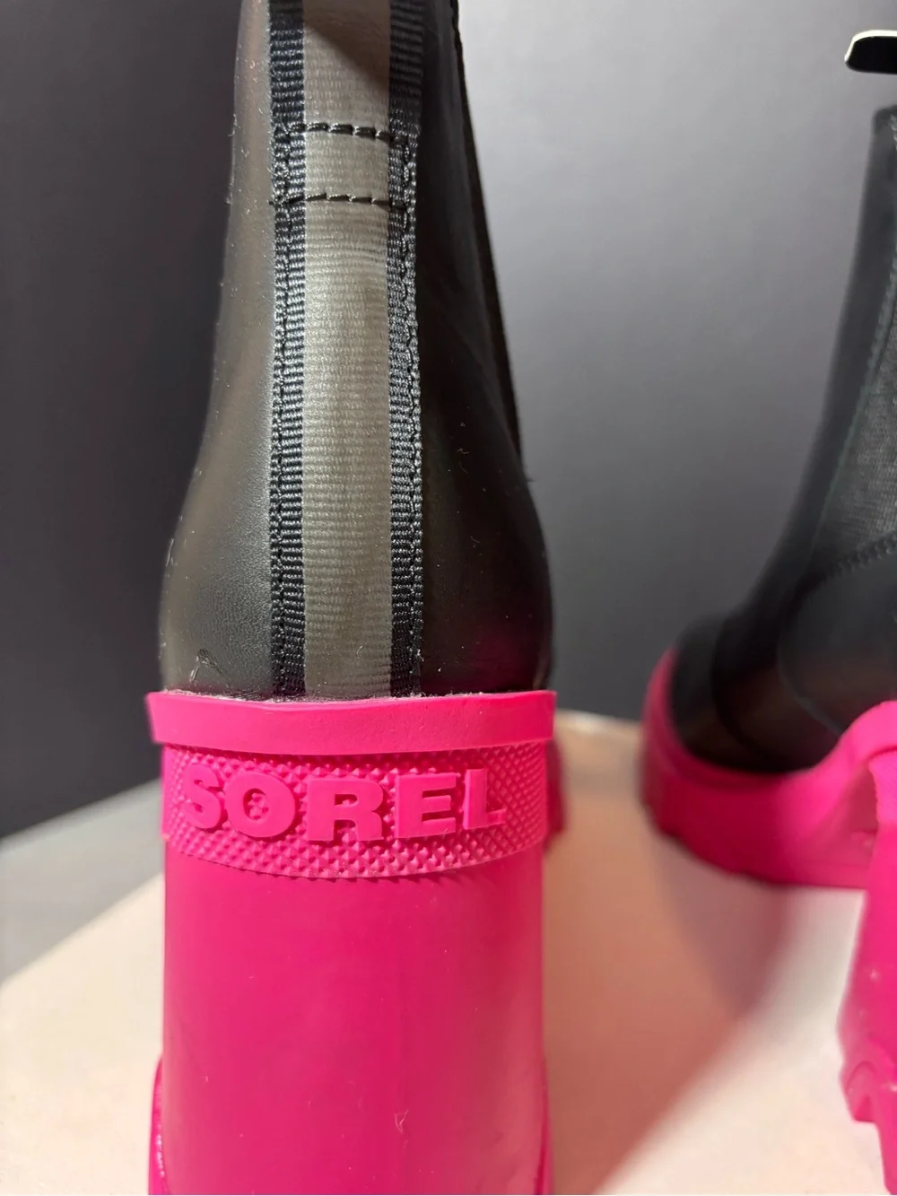 SOREL Brex Heel Chelsea Boots NWT Black Leather Hot Pink Sole Size 8.5